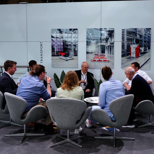 AGV & AMR Beratung von ek robotics auf der LogiMAT FTS-Experte von ek robotics bei einem Beratungsgespräch auf der LogiMAT-Messe 2023