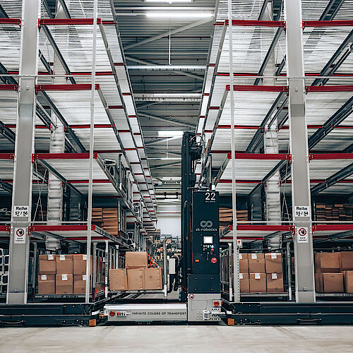 ek-robotics-fts-regalsystem-agv-transportroboter.jpg Ein automatisierter 4-Wege-Stapler im Verschieberegal